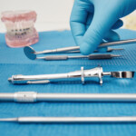 一套金属医疗设备工具牙科护理